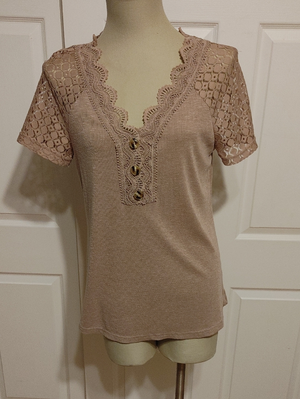 Women's Lace Yoke Short Sleeve Tee in Mauve Blush
